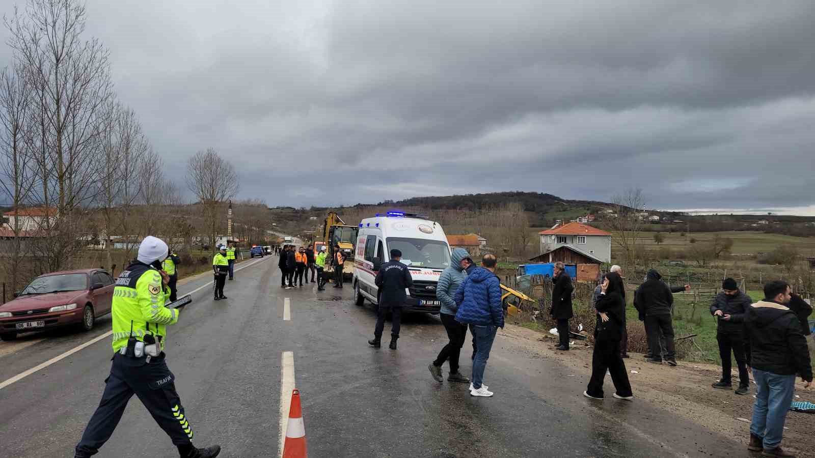 karabukte hafif ticari arac otomobille carpisti 6 yarali 1