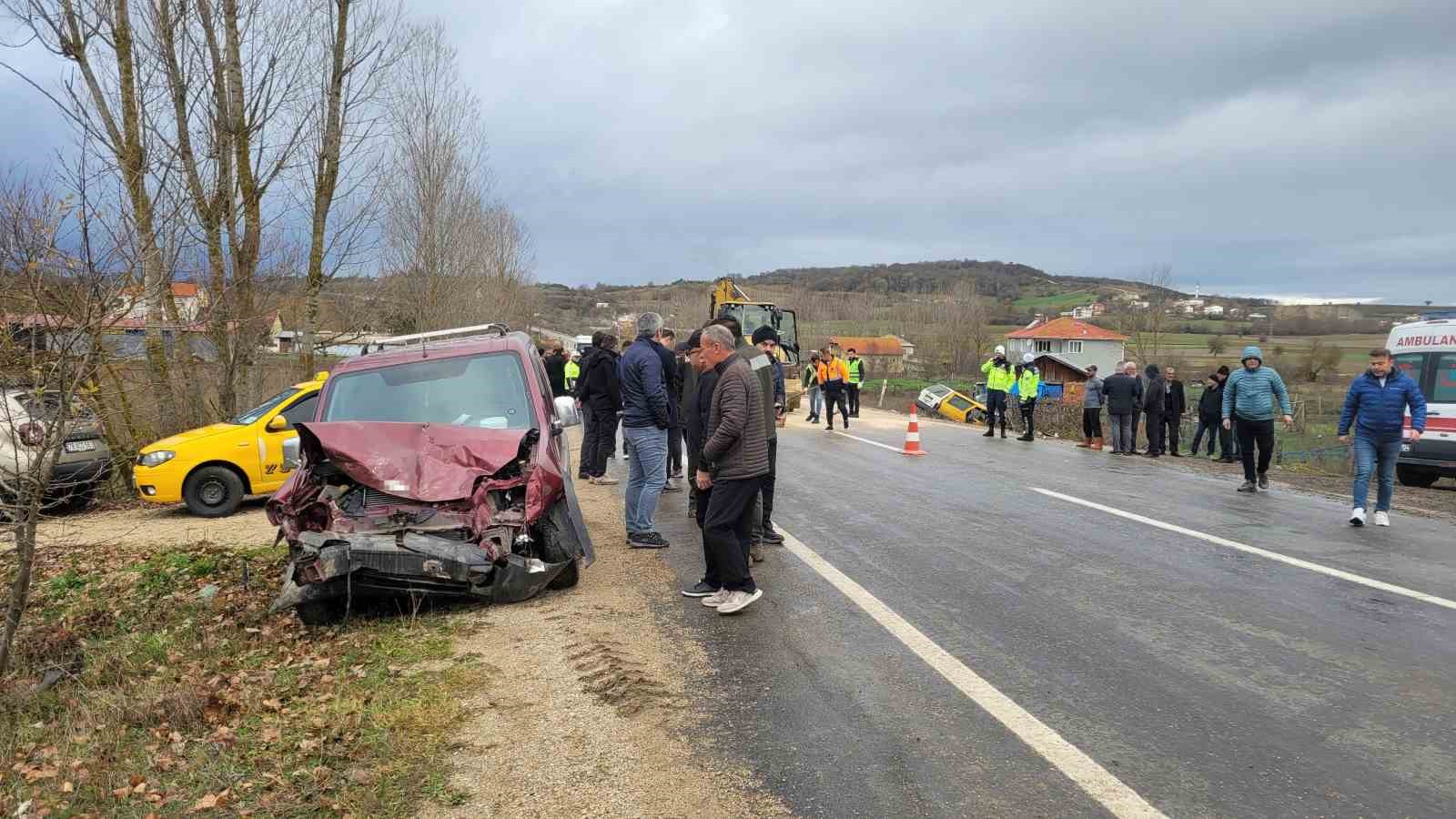 karabukte hafif ticari arac otomobille carpisti 6 yarali 3 eFMDbnp7