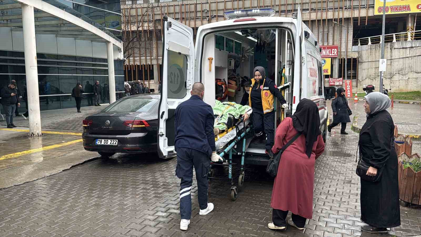 karabukte hafif ticari arac otomobille carpisti 6 yarali 5 ZWvzlYGs