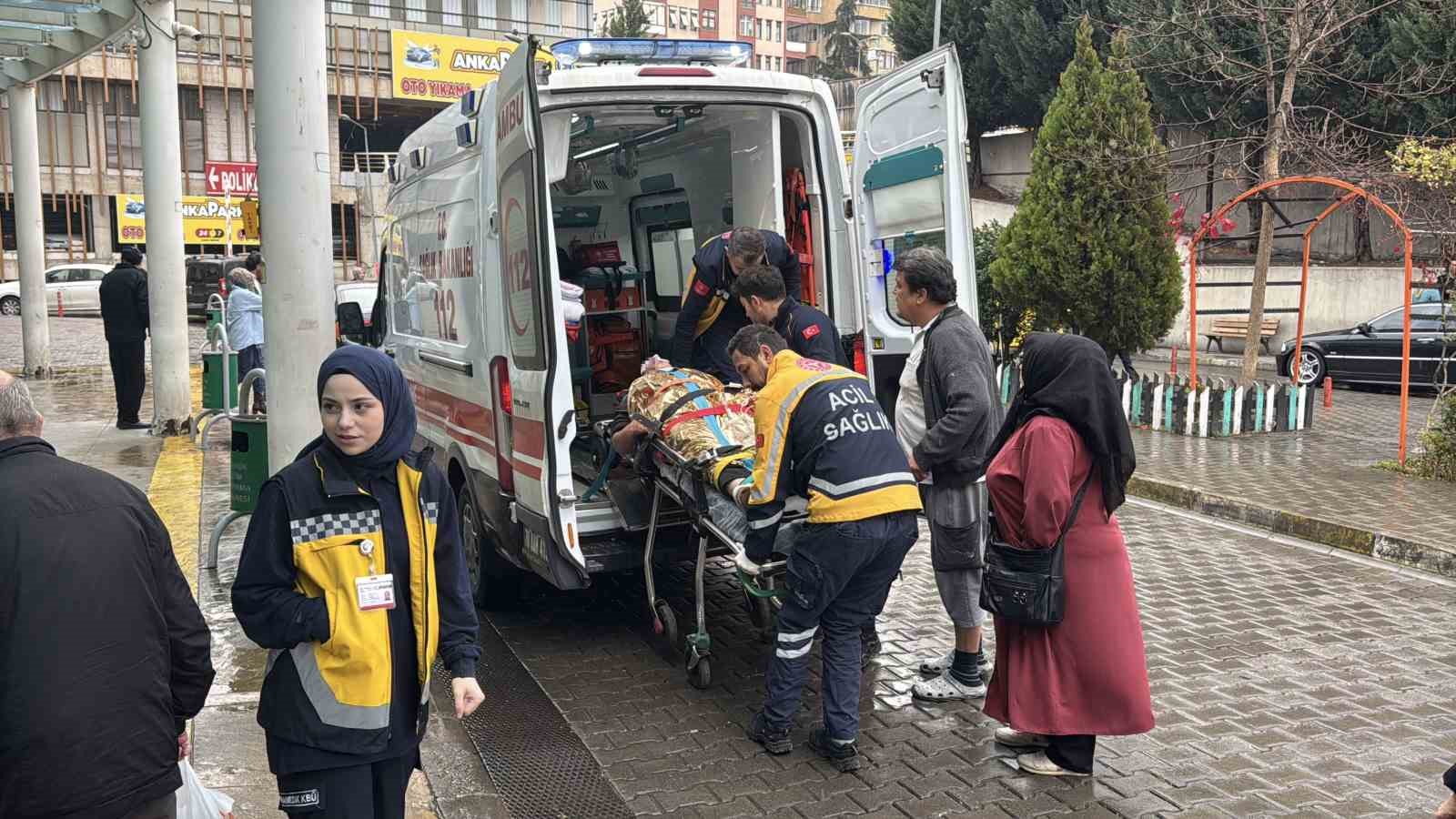 karabukte hafif ticari arac otomobille carpisti 6 yarali 6 fvpT8qv5