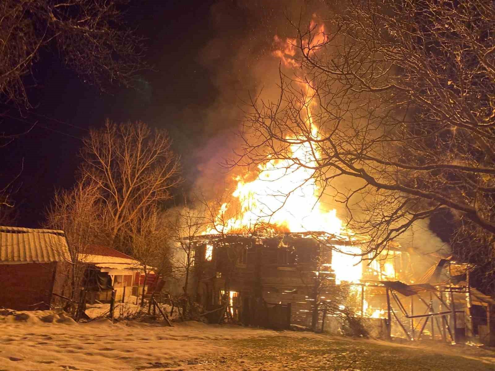 karabukte iki katli ahsap ev kule dondu 2 6T2QYR4T