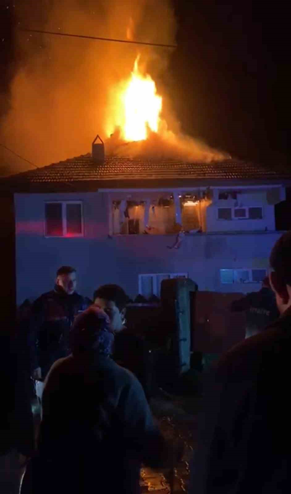 karabukte iki katli evde korkutan yangin 2 B3lQ6LX1