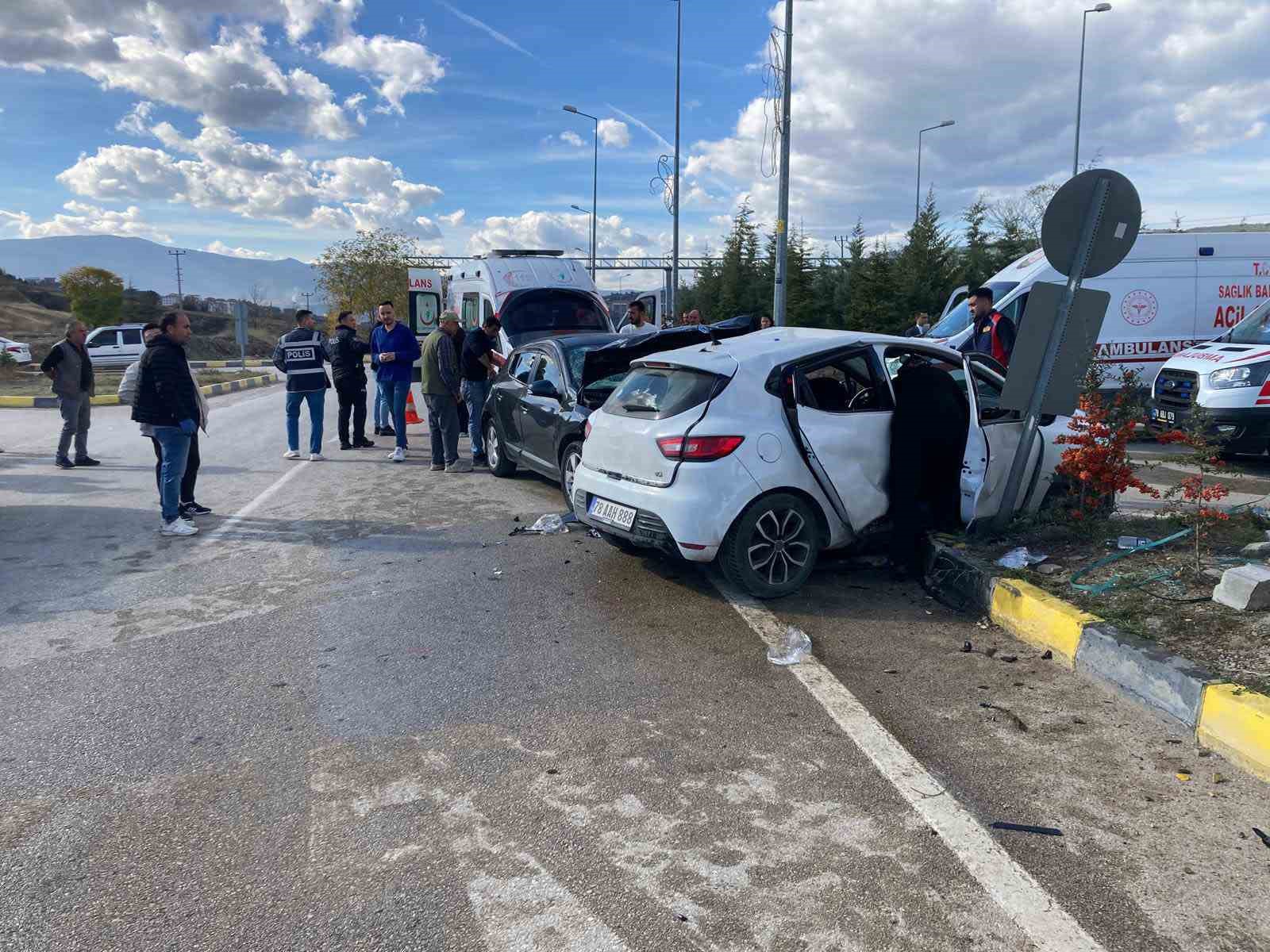 Karabük’te iki otomobil çarpıştı: 7 yaralı 4 karabukte iki otomobil carpisti 7 yarali 0 2IRymhgV