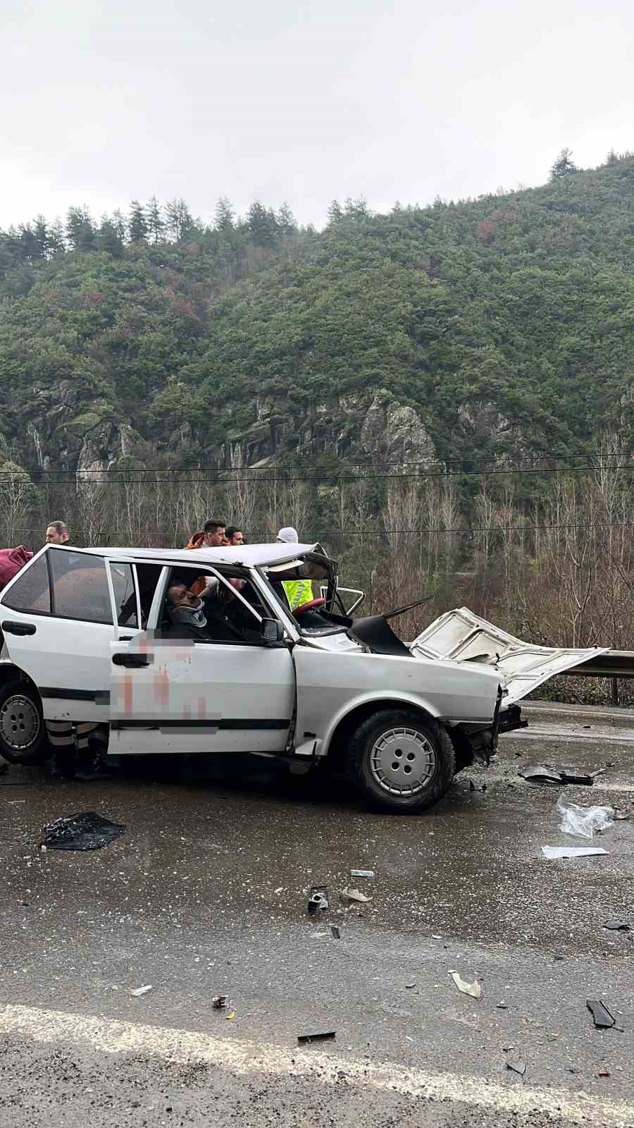 karabukte iki otomobil kafa kafaya carpisti 5 yarali 1 7na3H6tg