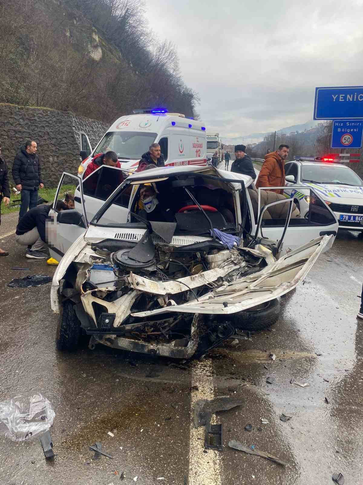 karabukte iki otomobil kafa kafaya carpisti 5 yarali 3 TvFzBLPb
