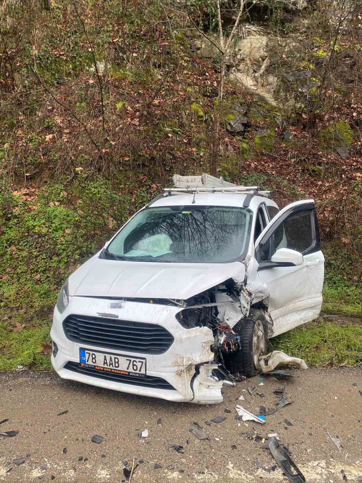 karabukte iki otomobil kafa kafaya carpisti 5 yarali 4 ku1BcOeh