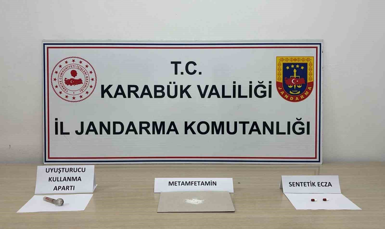 karabukte jandarmadan kacakcilik ve uyusturucu operasyonu silah uyusturucu ve kacak telefon ele gecirildi 0 KFshpkPB