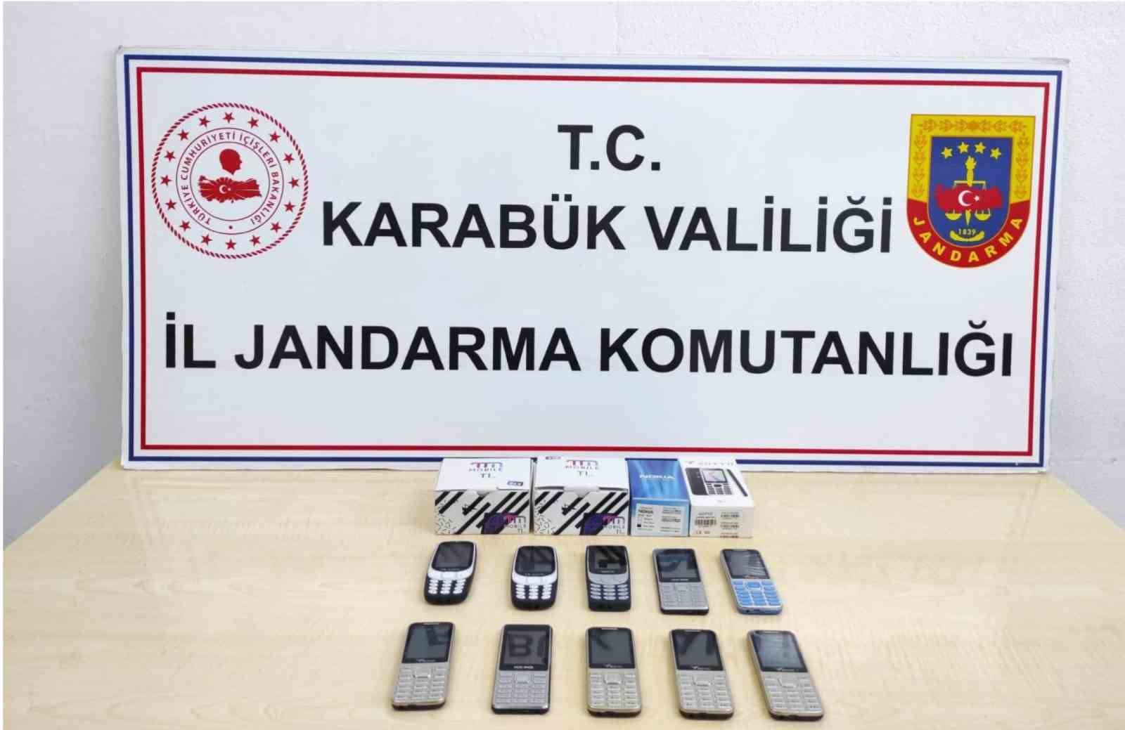karabukte jandarmadan kacakcilik ve uyusturucu operasyonu silah uyusturucu ve kacak telefon ele gecirildi 1 kqmhhj85