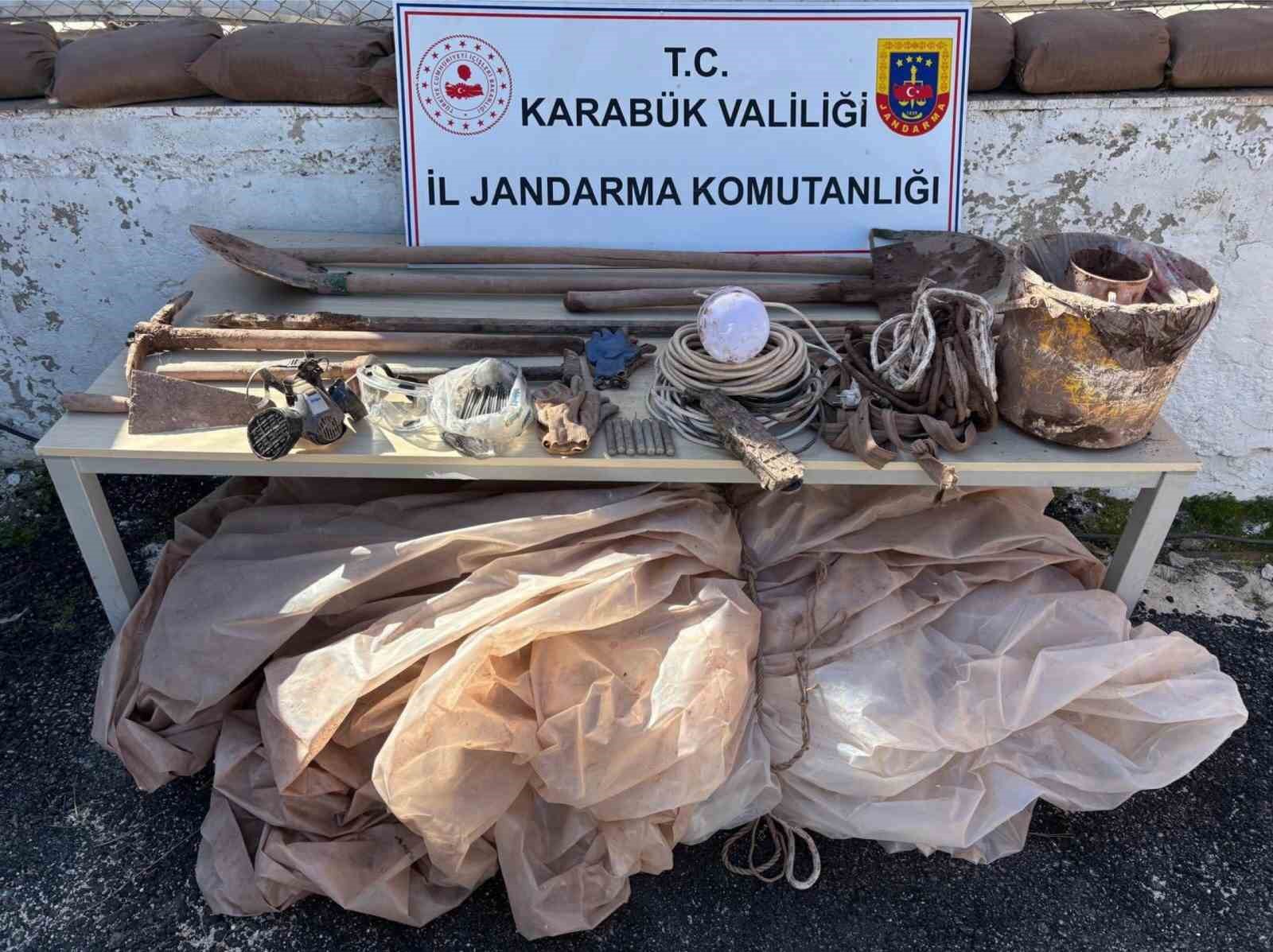 karabukte jandarmadan kacakcilik ve uyusturucu operasyonu silah uyusturucu ve kacak telefon ele gecirildi 2 cSrWAqOz