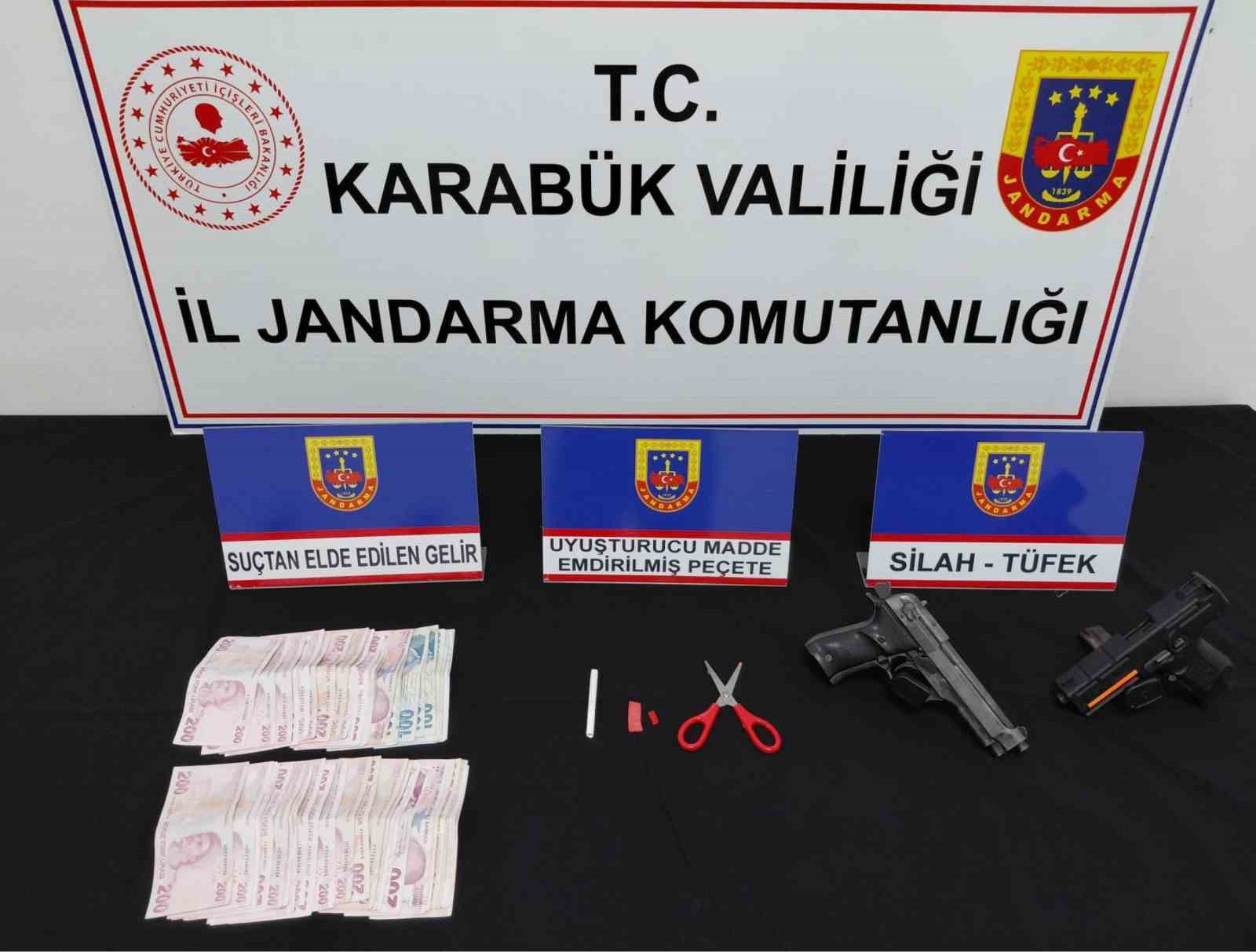 karabukte jandarmadan kacakcilik ve uyusturucu operasyonu silah uyusturucu ve kacak telefon ele gecirildi 3 H5Wh22ii