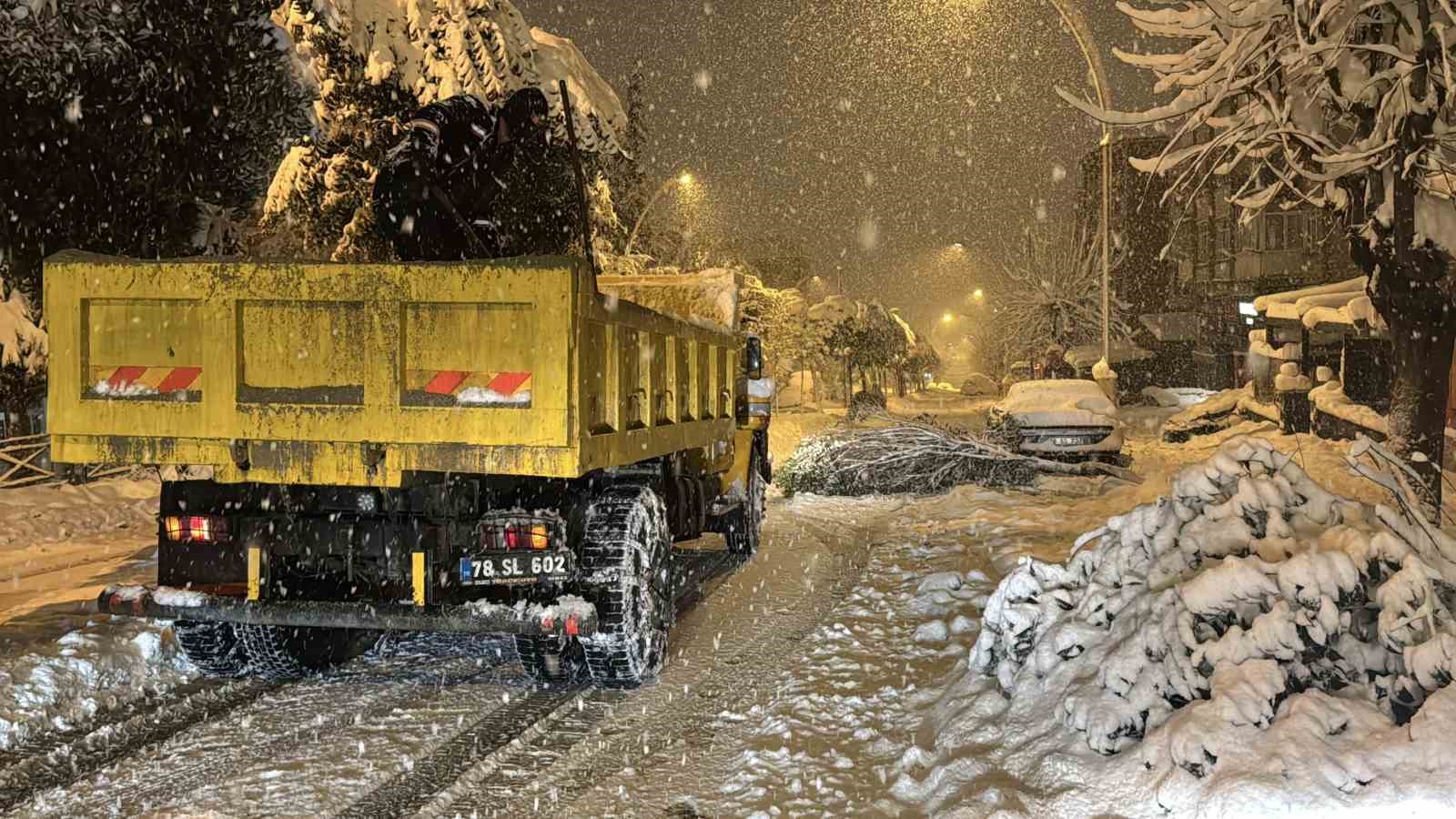 karabukte kar agirligina dayanamayan cok sayida agacin dallarin kirildi 1 LrCDBVSp
