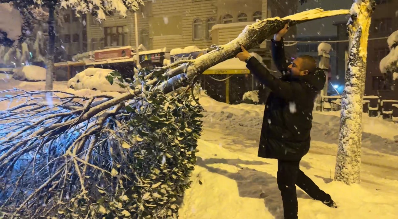 karabukte kar agirligina dayanamayan cok sayida agacin dallarin kirildi 4 teT1njeW