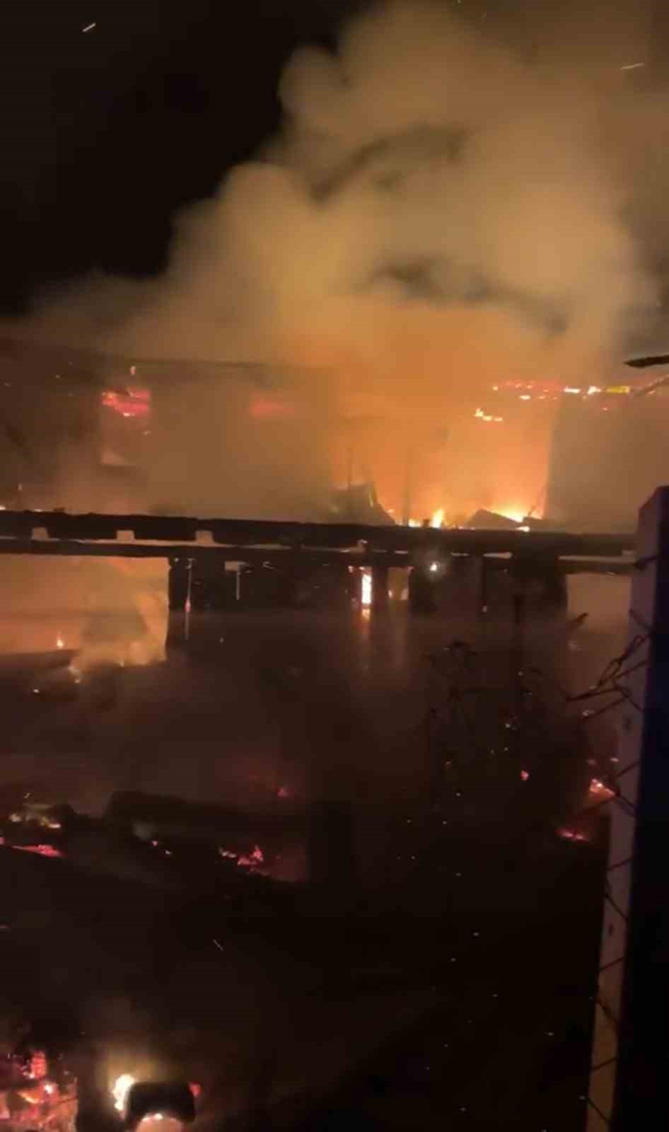 karabukte korkutan yangin 2 ev ve samanlik kul oldu 1 OZUuYKzi