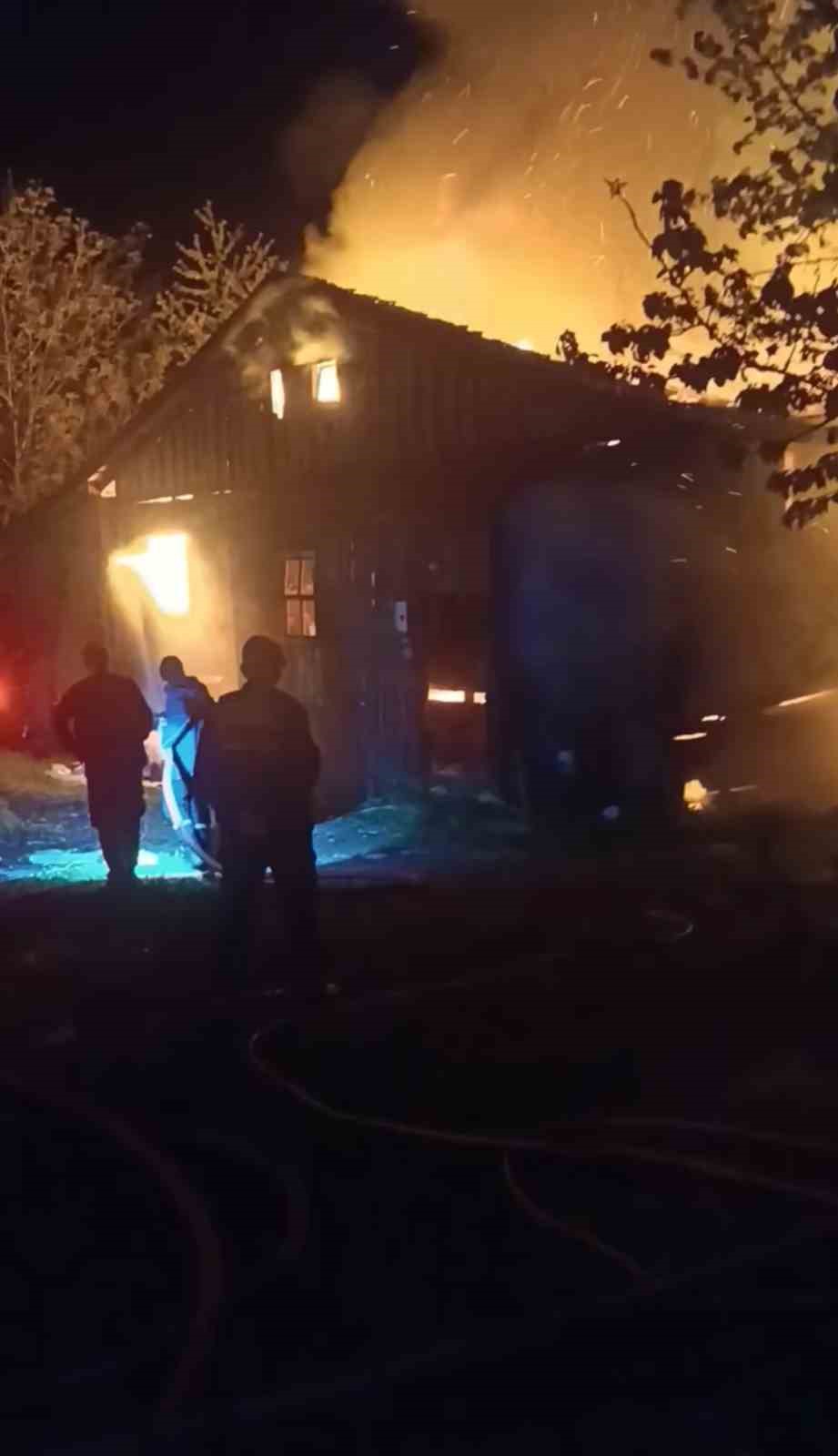 karabukte korkutan yangin 2 ev ve samanlik kul oldu 2 3ASD54zK