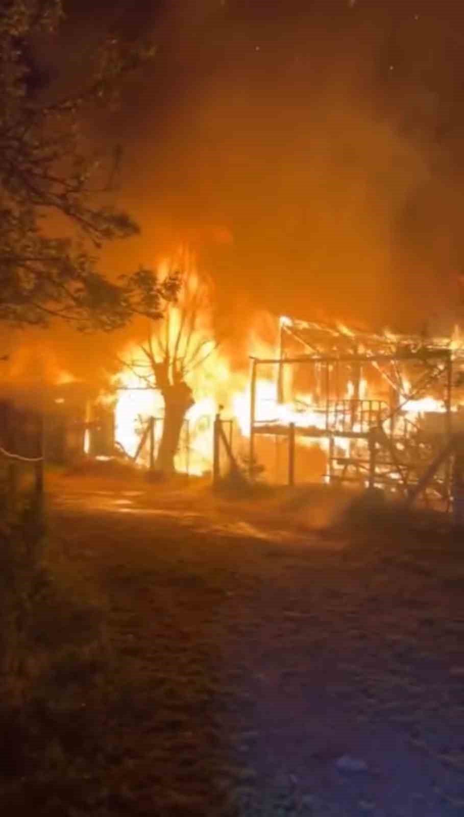 karabukte korkutan yangin 2 ev ve samanlik kul oldu 3 64slhqiG
