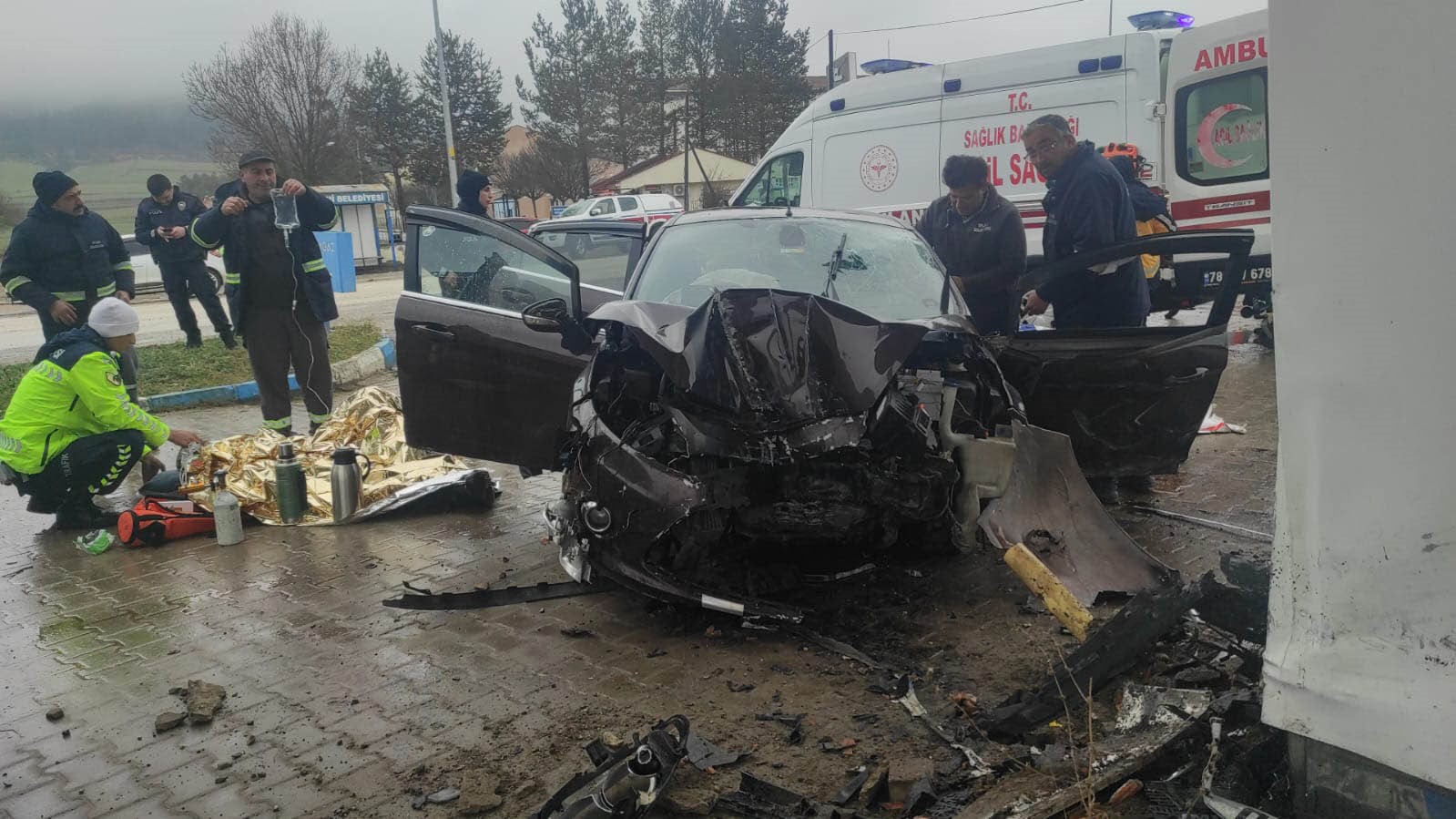 karabukte lpg istasyonuna carpan otomobildeki 5 kisi yaralandi 1 ie4LX6q1