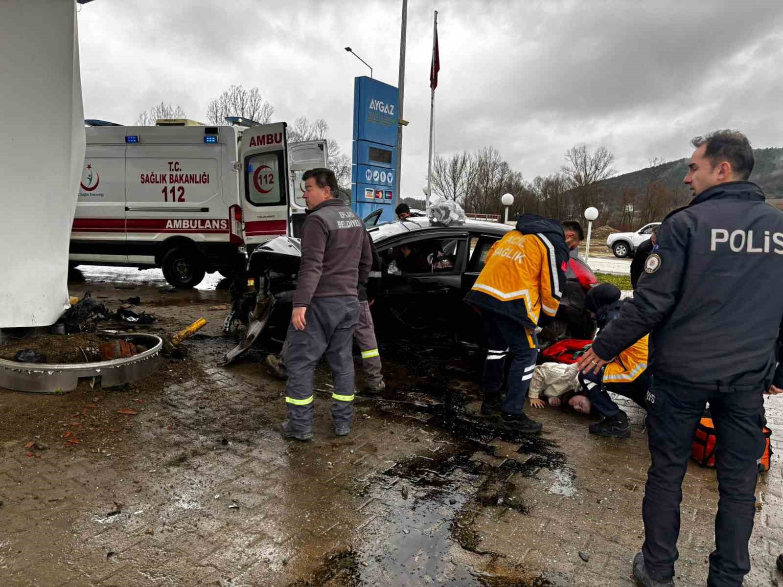 karabukte lpg istasyonuna carpan otomobildeki 5 kisi yaralandi 2 upElg5WW