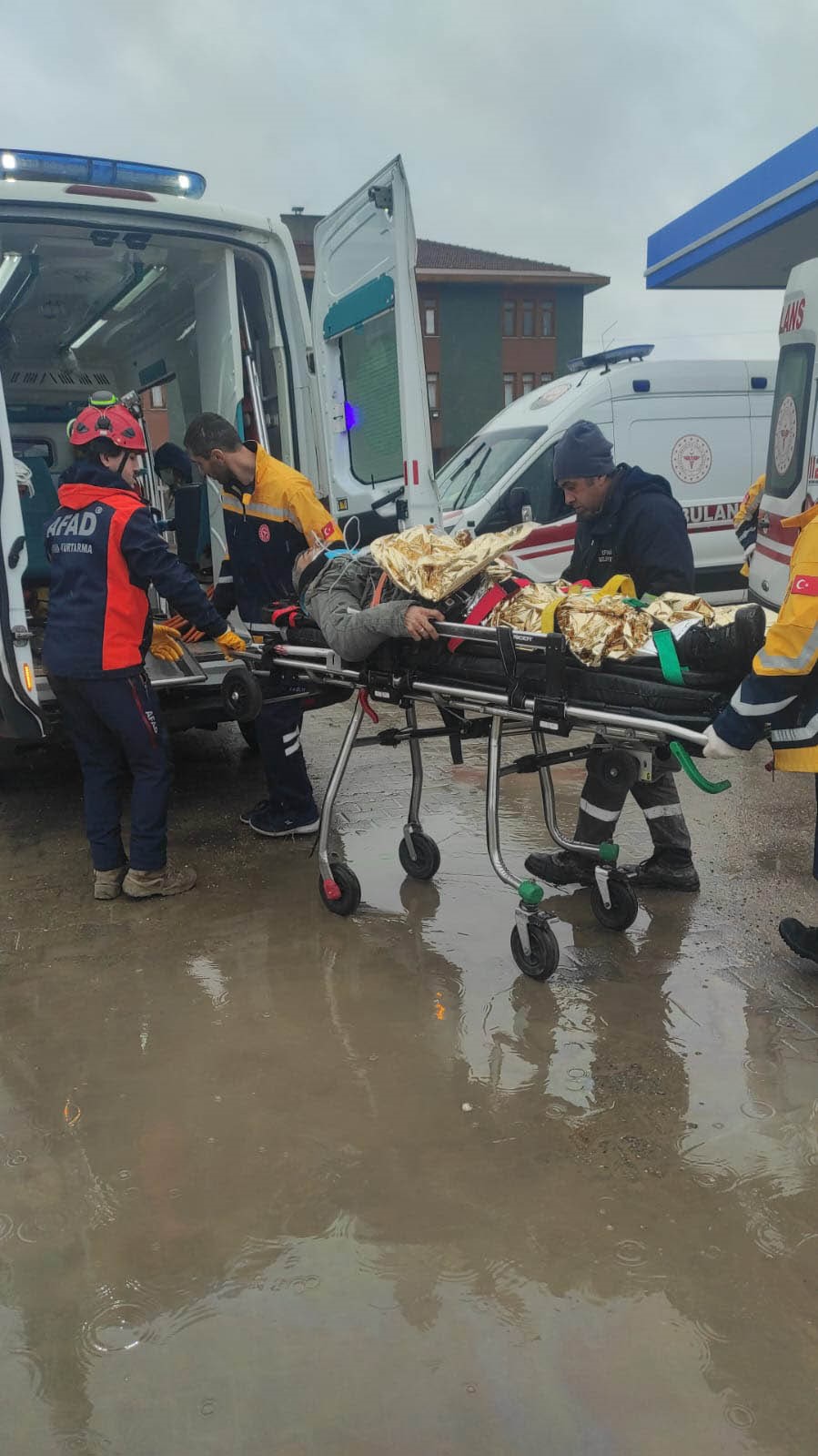 karabukte lpg istasyonuna carpan otomobildeki 5 kisi yaralandi 4 w4rCQCj4