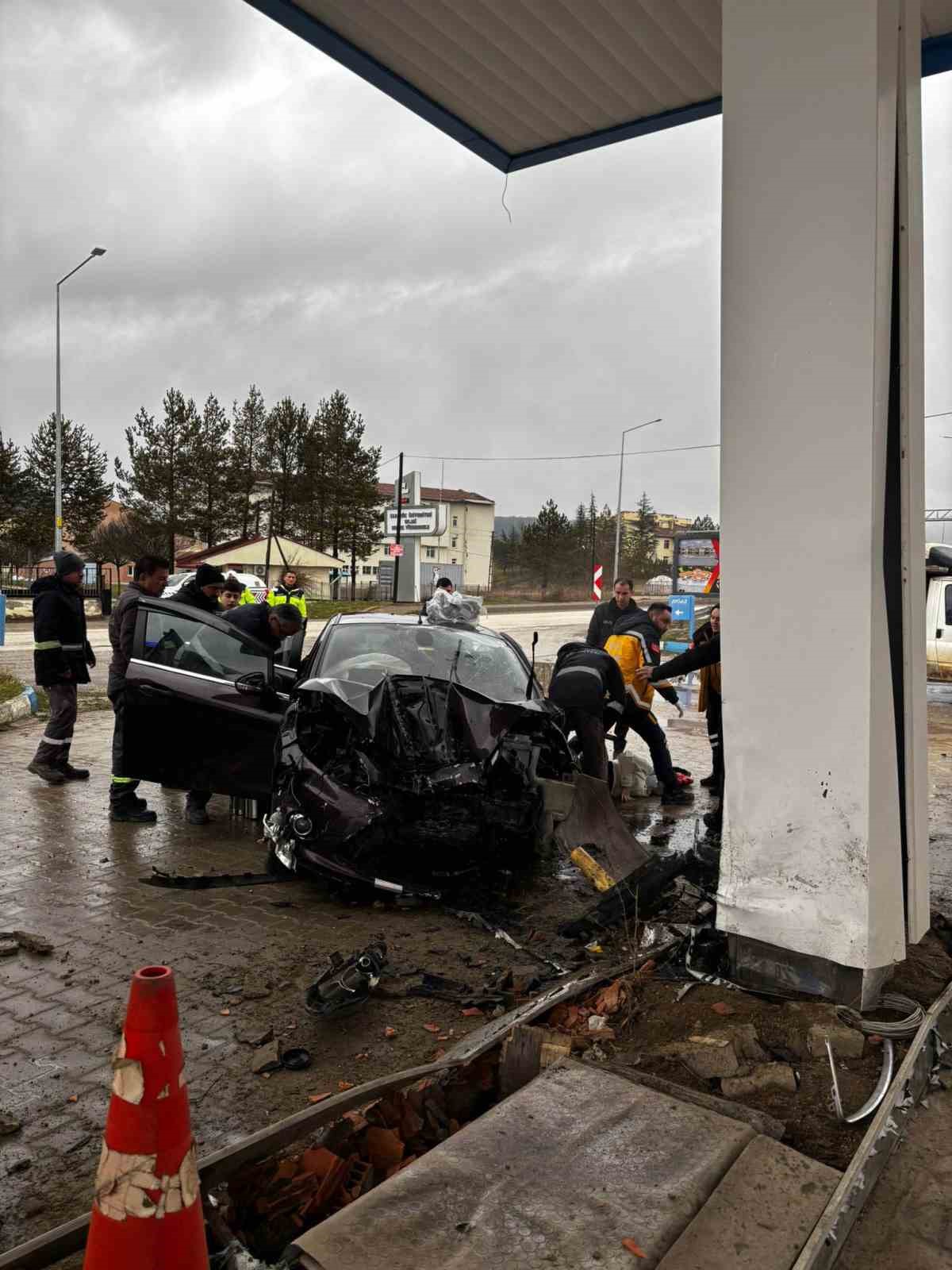 karabukte lpg istasyonuna carpan otomobildeki 5 kisi yaralandi 6 zt56hnM1