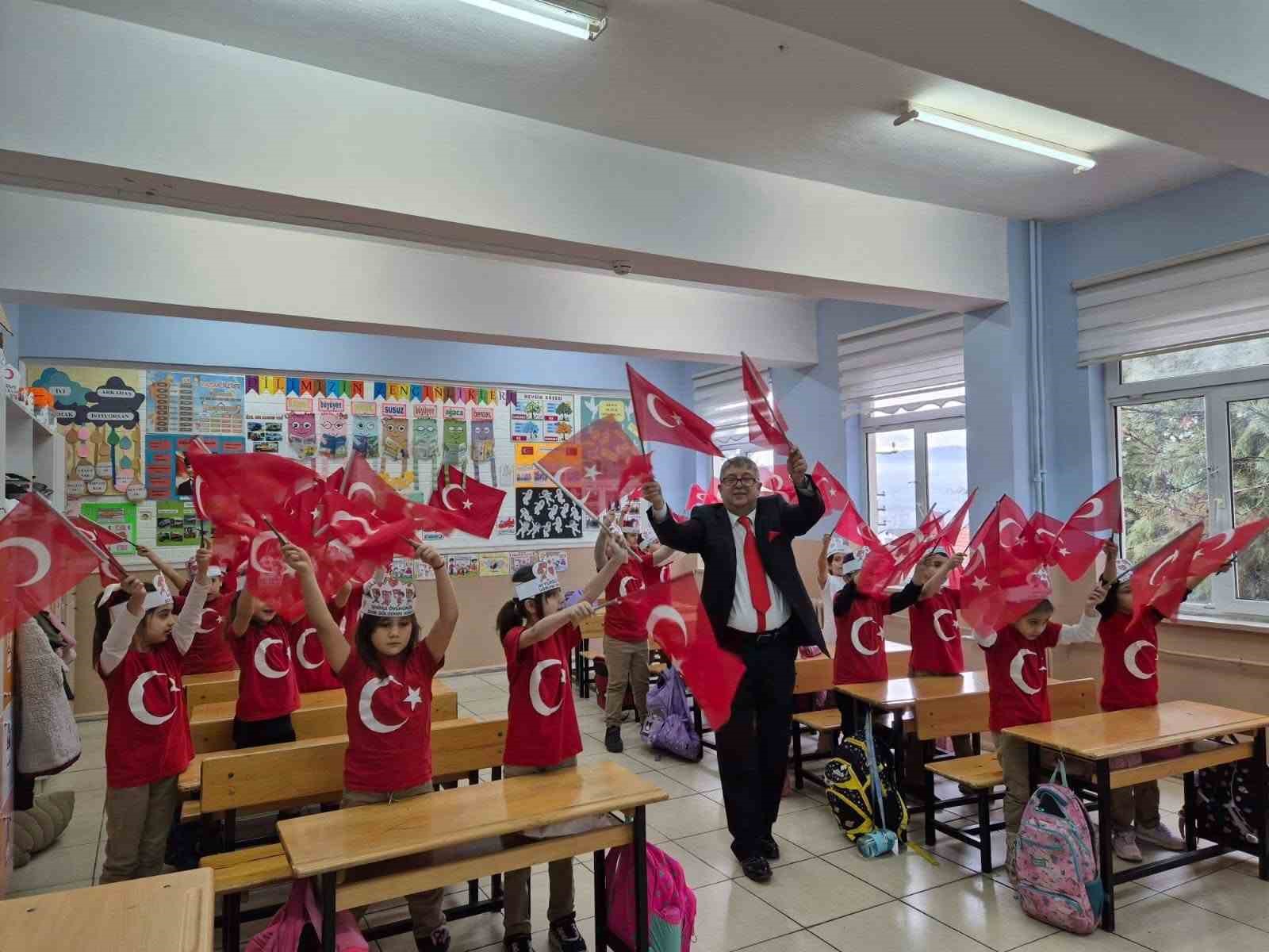 Karabük’te öğrenciler ikinci döneme Türk bayraklarıyla başladı 4 karabukte ogrenciler ikinci doneme turk bayraklariyla basladi 0