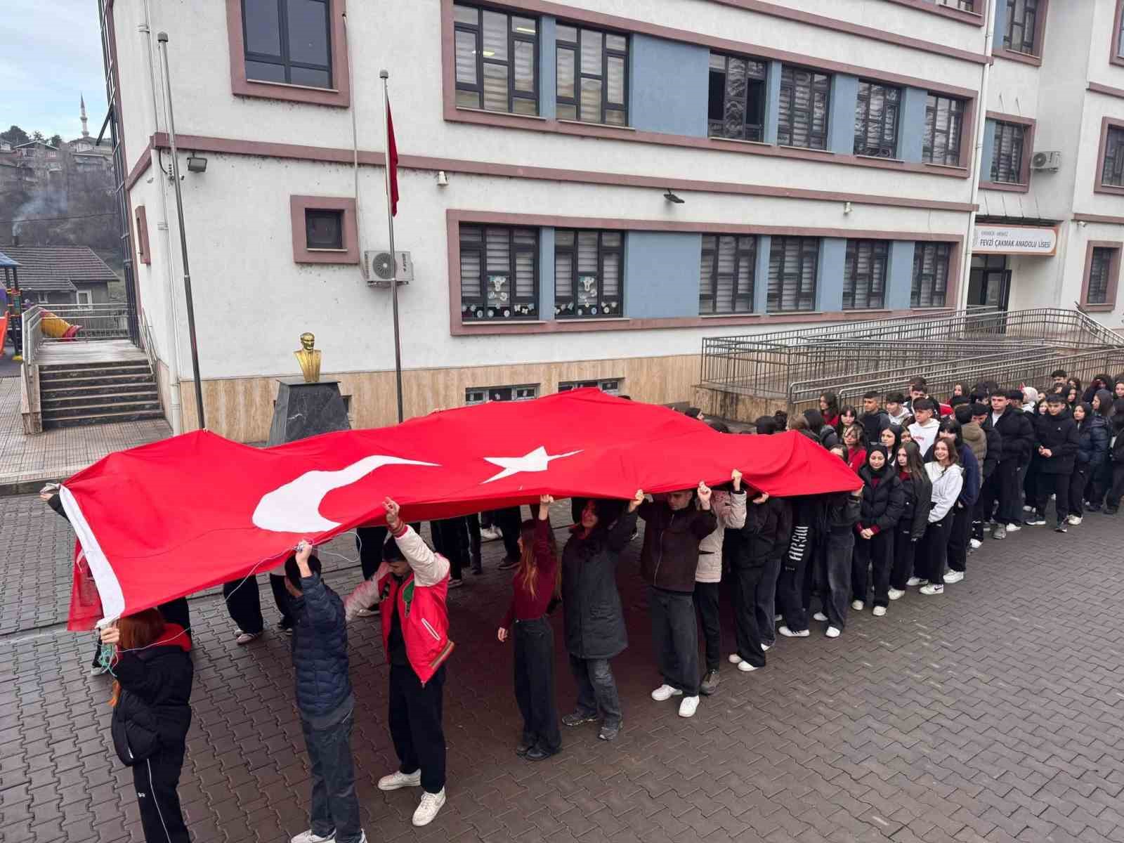 Karabük’te öğrenciler ikinci döneme Türk bayraklarıyla başladı 5 karabukte ogrenciler ikinci doneme turk bayraklariyla basladi 1