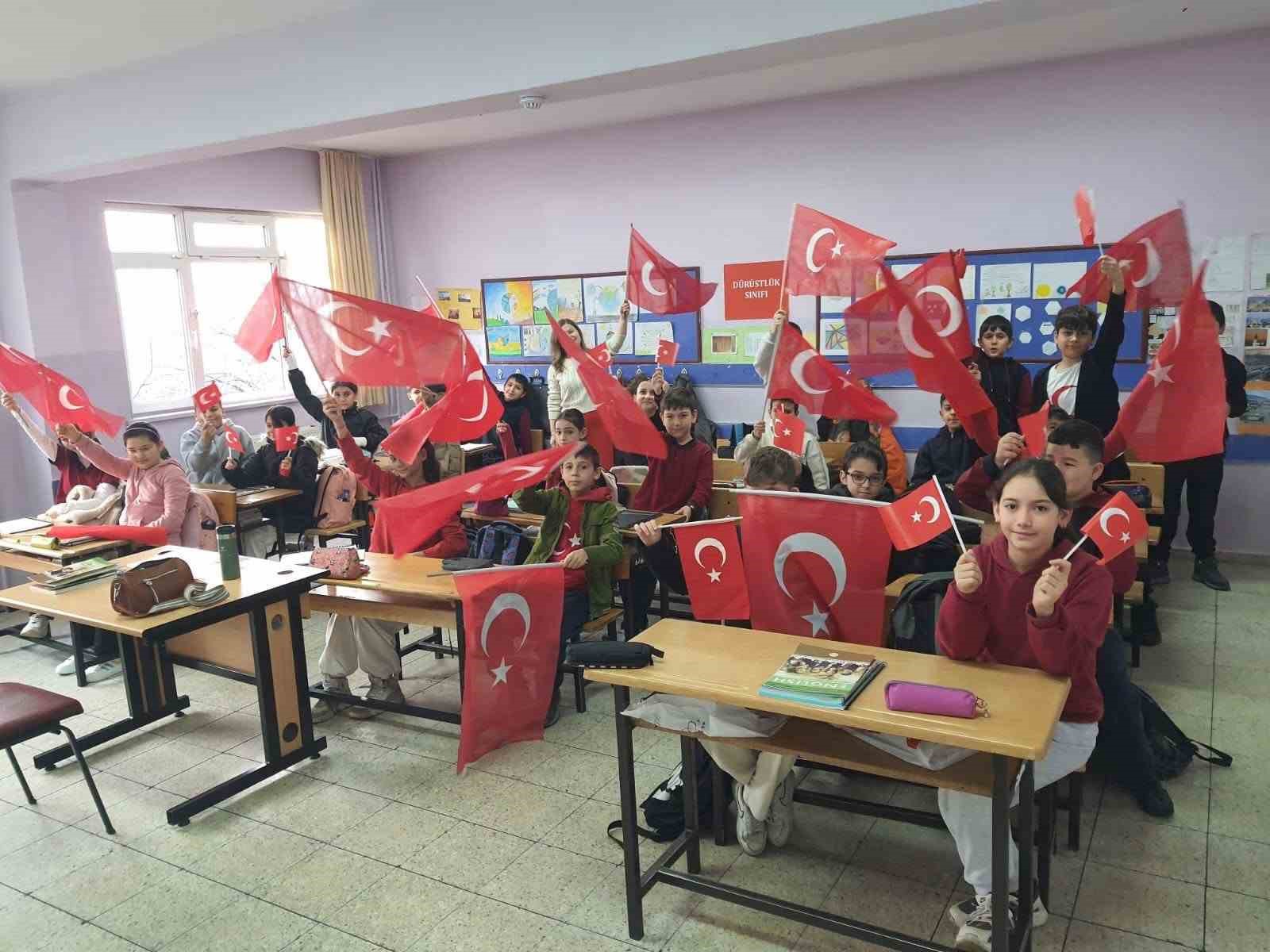 Karabük’te öğrenciler ikinci döneme Türk bayraklarıyla başladı 6 karabukte ogrenciler ikinci doneme turk bayraklariyla basladi 2