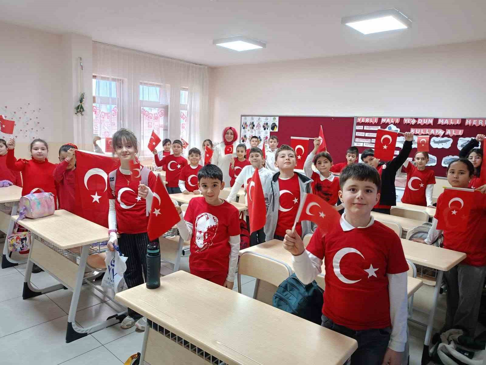Karabük’te öğrenciler ikinci döneme Türk bayraklarıyla başladı 7 karabukte ogrenciler ikinci doneme turk bayraklariyla basladi 3 gr2CcaL5