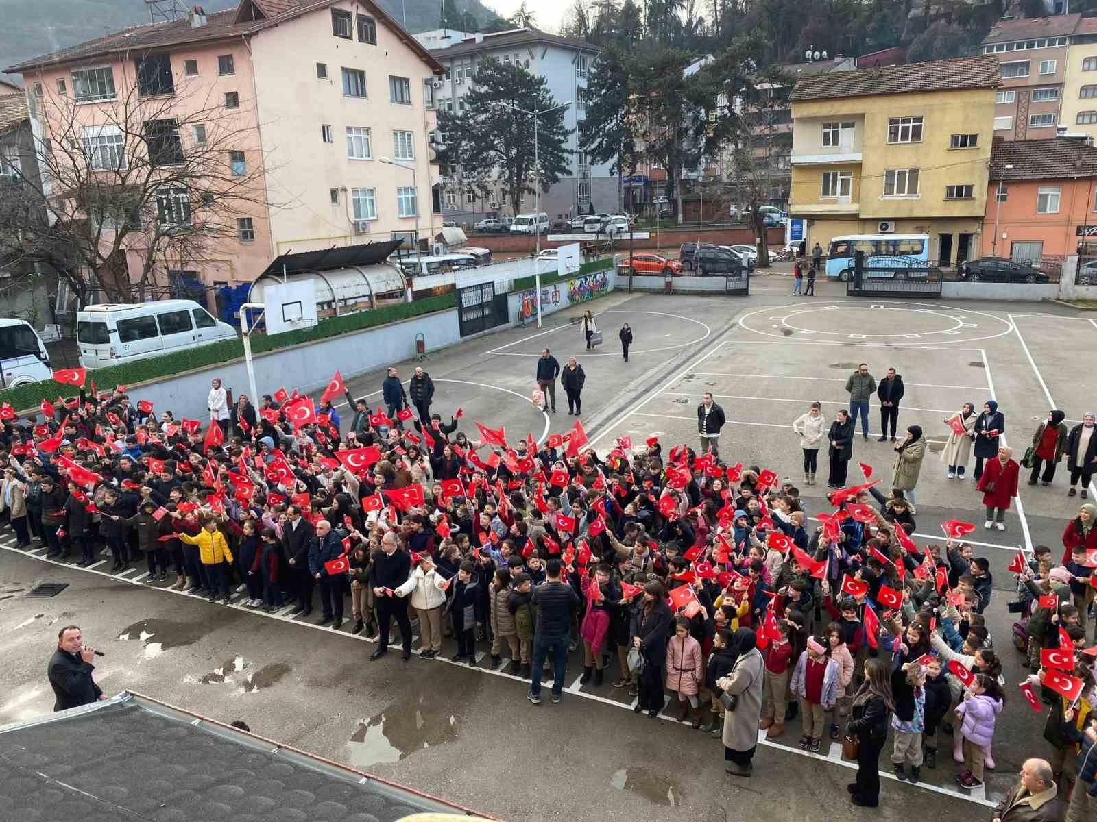 Karabük’te öğrenciler ikinci döneme Türk bayraklarıyla başladı 8 karabukte ogrenciler ikinci doneme turk bayraklariyla basladi 4 fjZdpziw
