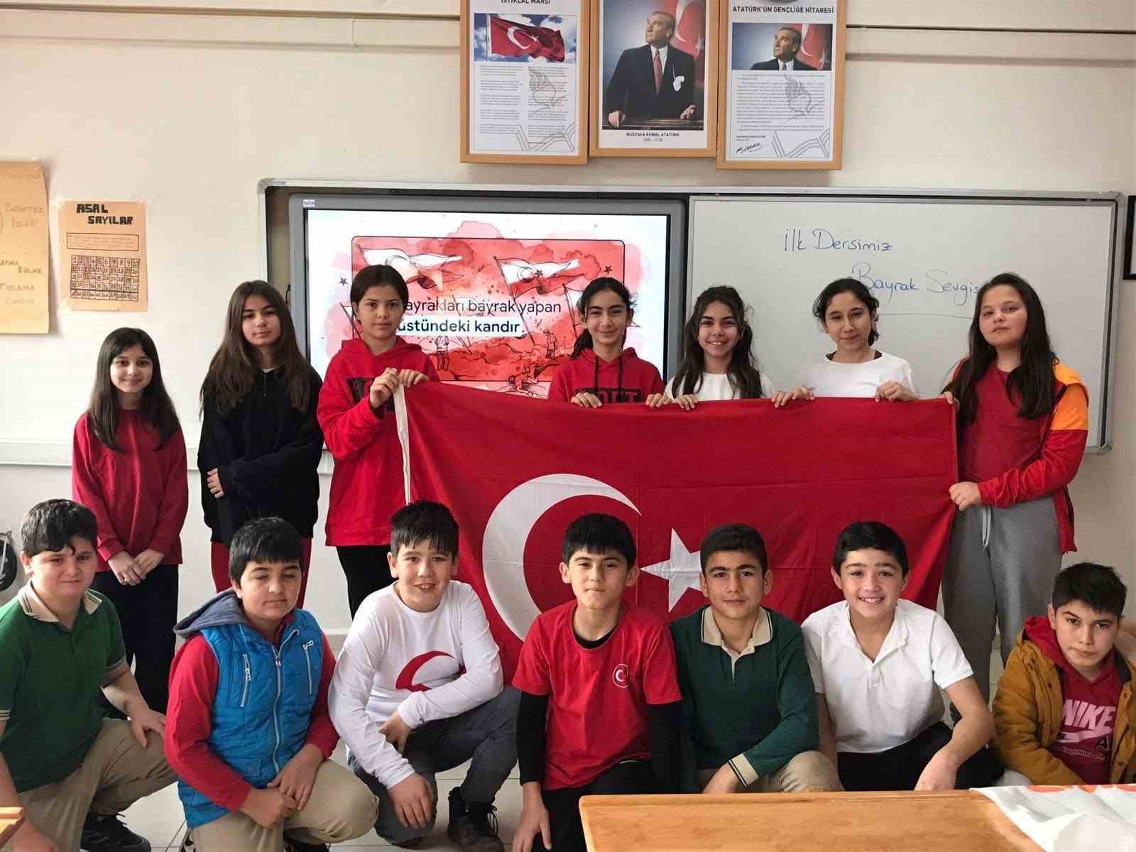 Karabük’te öğrenciler ikinci döneme Türk bayraklarıyla başladı 9 karabukte ogrenciler ikinci doneme turk bayraklariyla basladi 5 lJEg1IUU