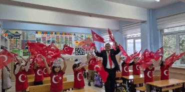 karabukte-ogrenciler-ikinci-doneme-turk-bayraklariyla-basladi-iEr3WXAZ.jpg