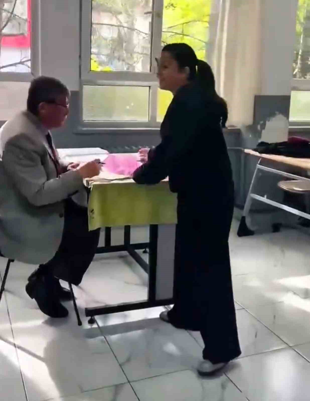 Karabük’te öğrencilerden öğretmenlerine anlamlı sürpriz 7 karabukte ogrencilerden ogretmenlerine anlamli surpriz 3 f2Yk6bjk