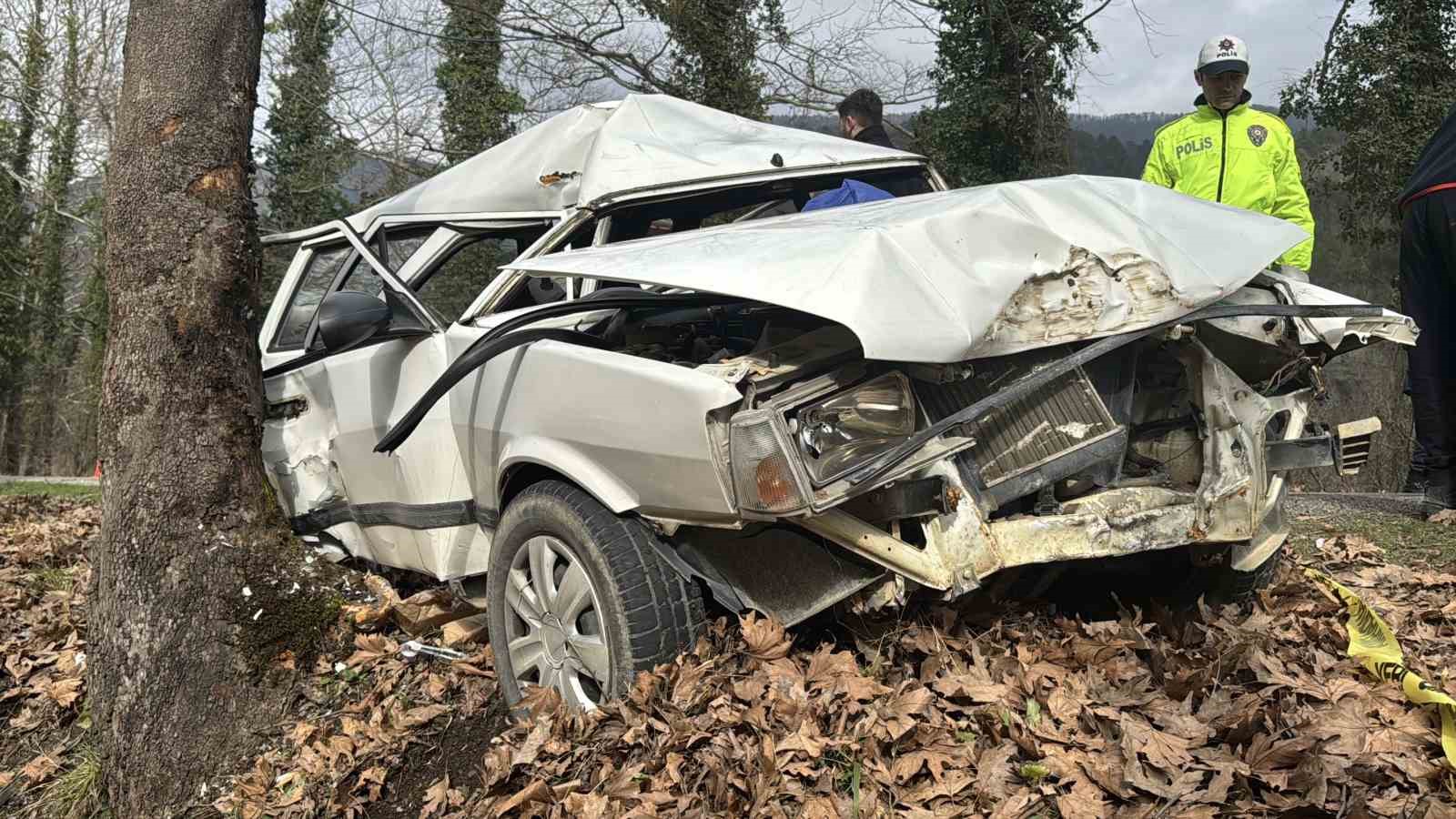 karabukte otomobil agaca carpti 1 olu 2 yarali 4 yXL4ZDP6