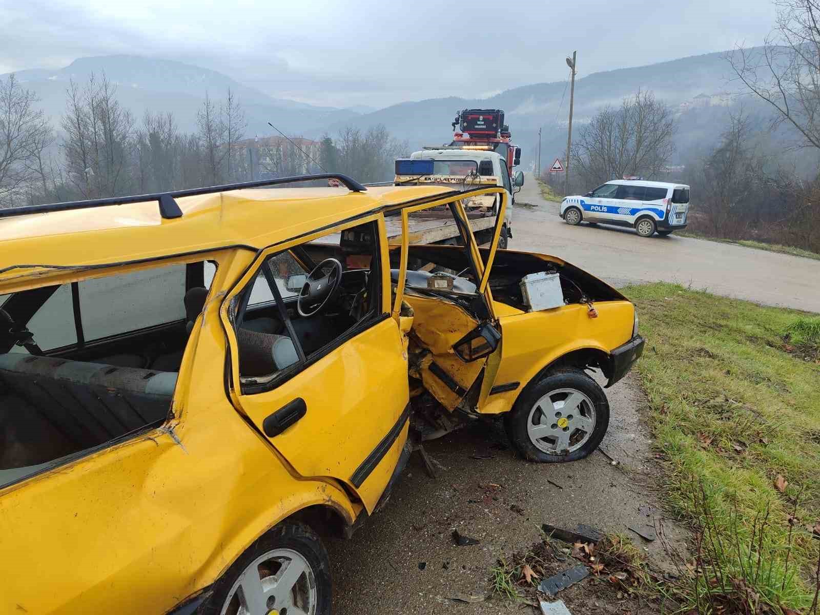 Karabük’te otomobil demir bariyere çarptı: 1 yaralı 4 karabukte otomobil demir bariyere carpti 1 yarali 0 dGEZy5QV