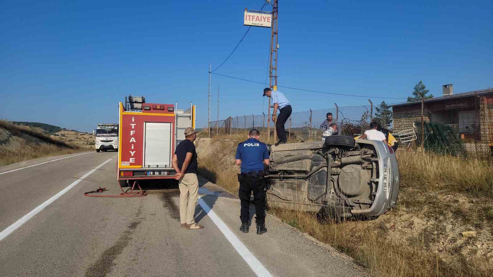 karabukte otomobil devrildi 2 kisi yaralandi 3 J5kYAjiU