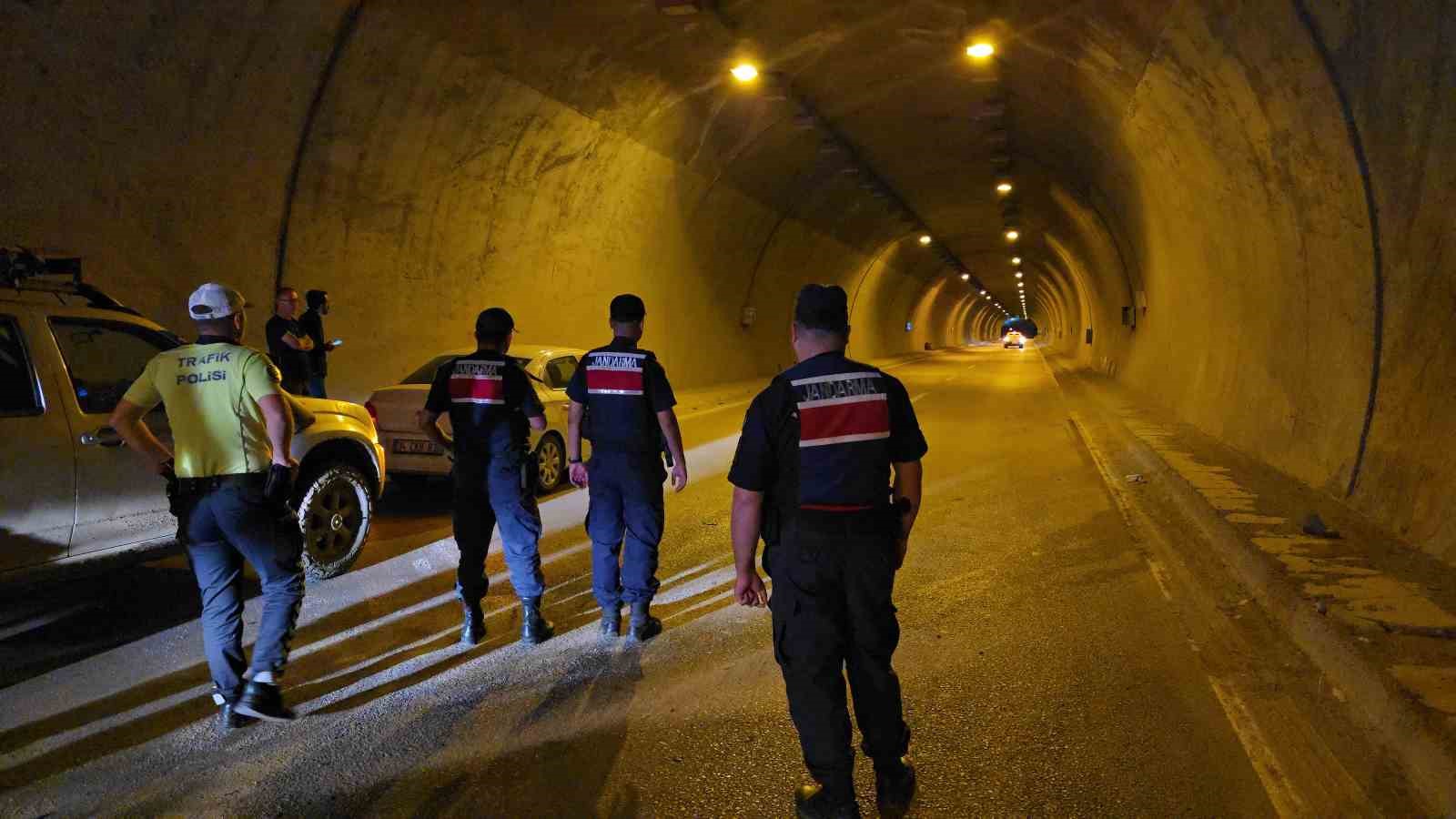karabukte otomobilin carptigi yarali ayi tuneli birbirine katti 3 aa8rQeWV