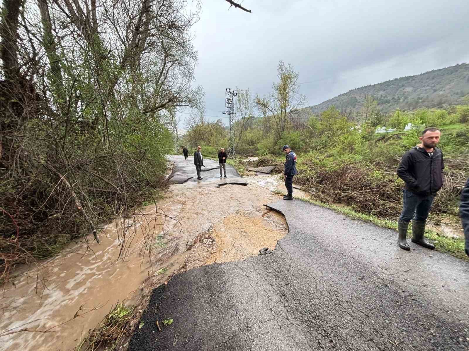 karabukte saganak ve dolu su taskinlarina neden oldu mahsur kalan 3 vatandasi kurtardi 0 LCViUDlU