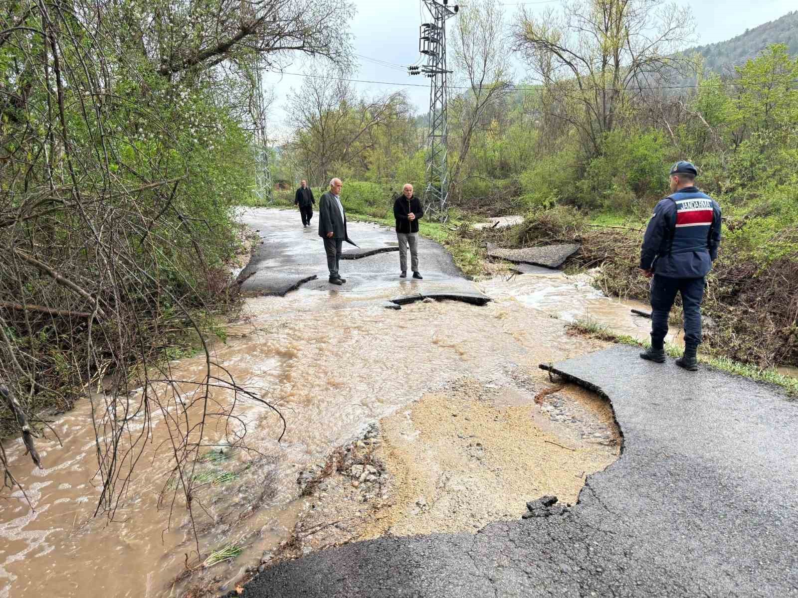 karabukte saganak ve dolu su taskinlarina neden oldu mahsur kalan 3 vatandasi kurtardi 1 AnDwXIAd