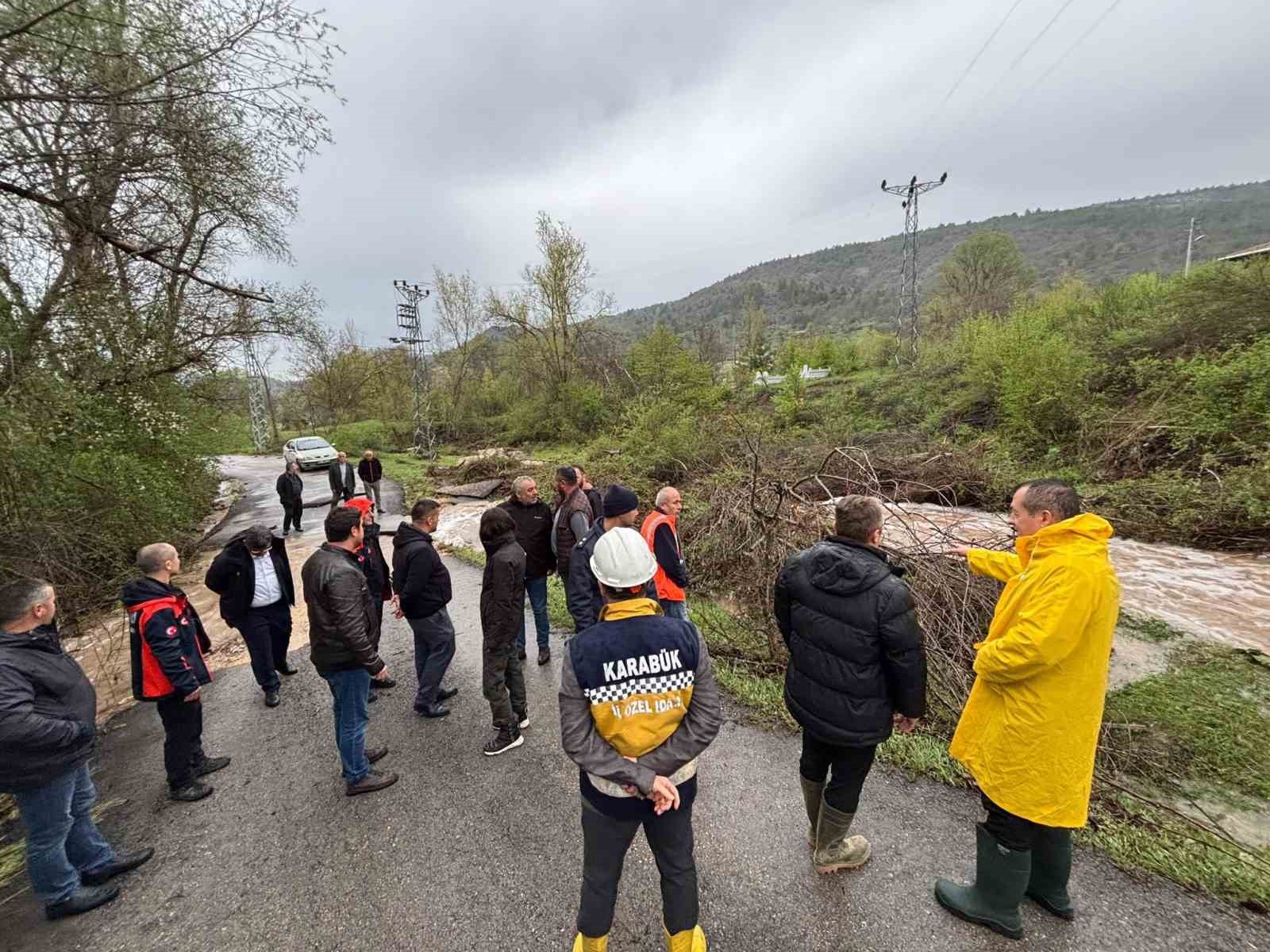 karabukte saganak ve dolu su taskinlarina neden oldu mahsur kalan 3 vatandasi kurtardi 2 G8B61Fwr