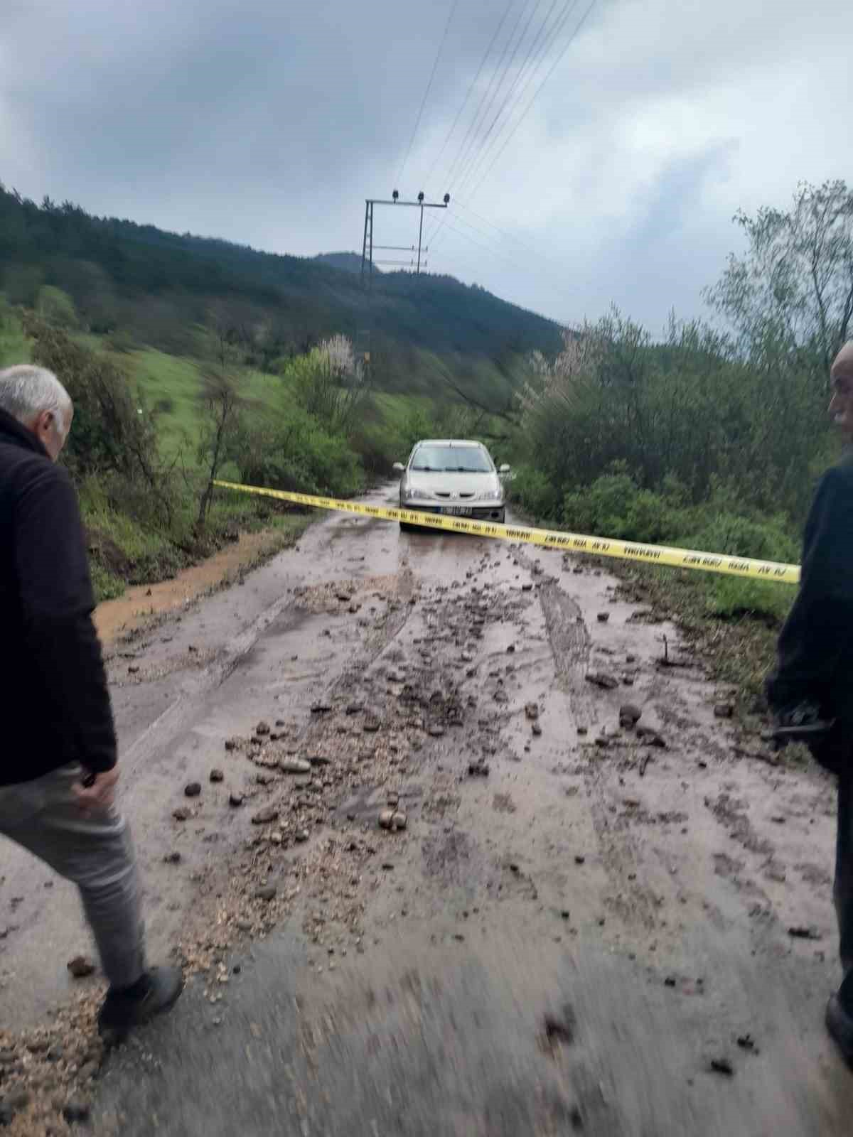 karabukte saganak ve dolu su taskinlarina neden oldu mahsur kalan 3 vatandasi kurtardi 3 HsAAbUeU