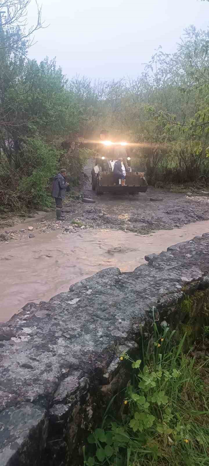 karabukte saganak ve dolu su taskinlarina neden oldu mahsur kalan 3 vatandasi kurtardi 4 SfML4J59