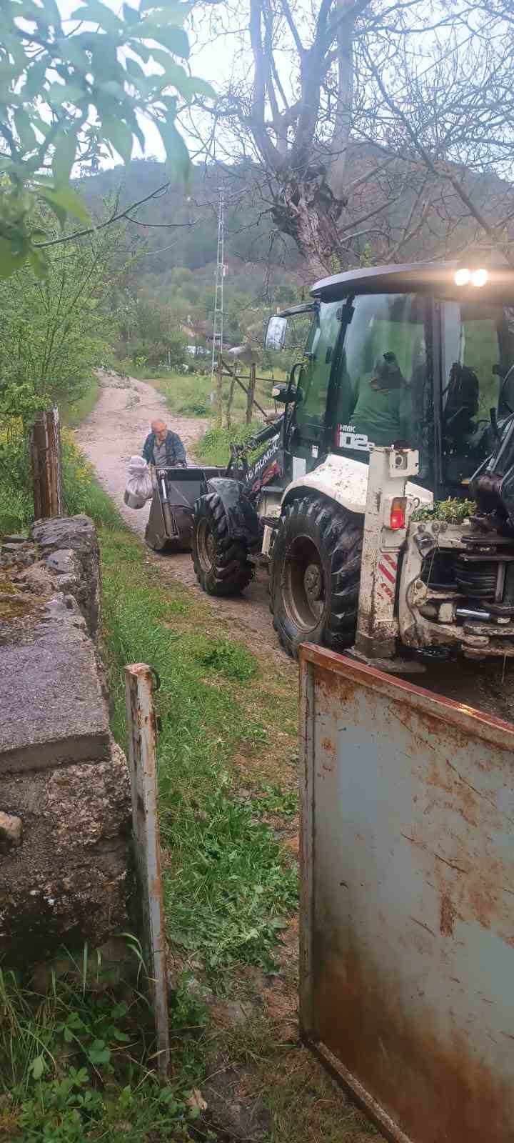 karabukte saganak ve dolu su taskinlarina neden oldu mahsur kalan 3 vatandasi kurtardi 5 sFthLes7