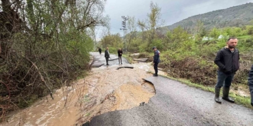 karabukte-saganak-ve-dolu-su-taskinlarina-neden-oldu-mahsur-kalan-3-vatandasi-kurtardi-zgBIAwOh.jpg