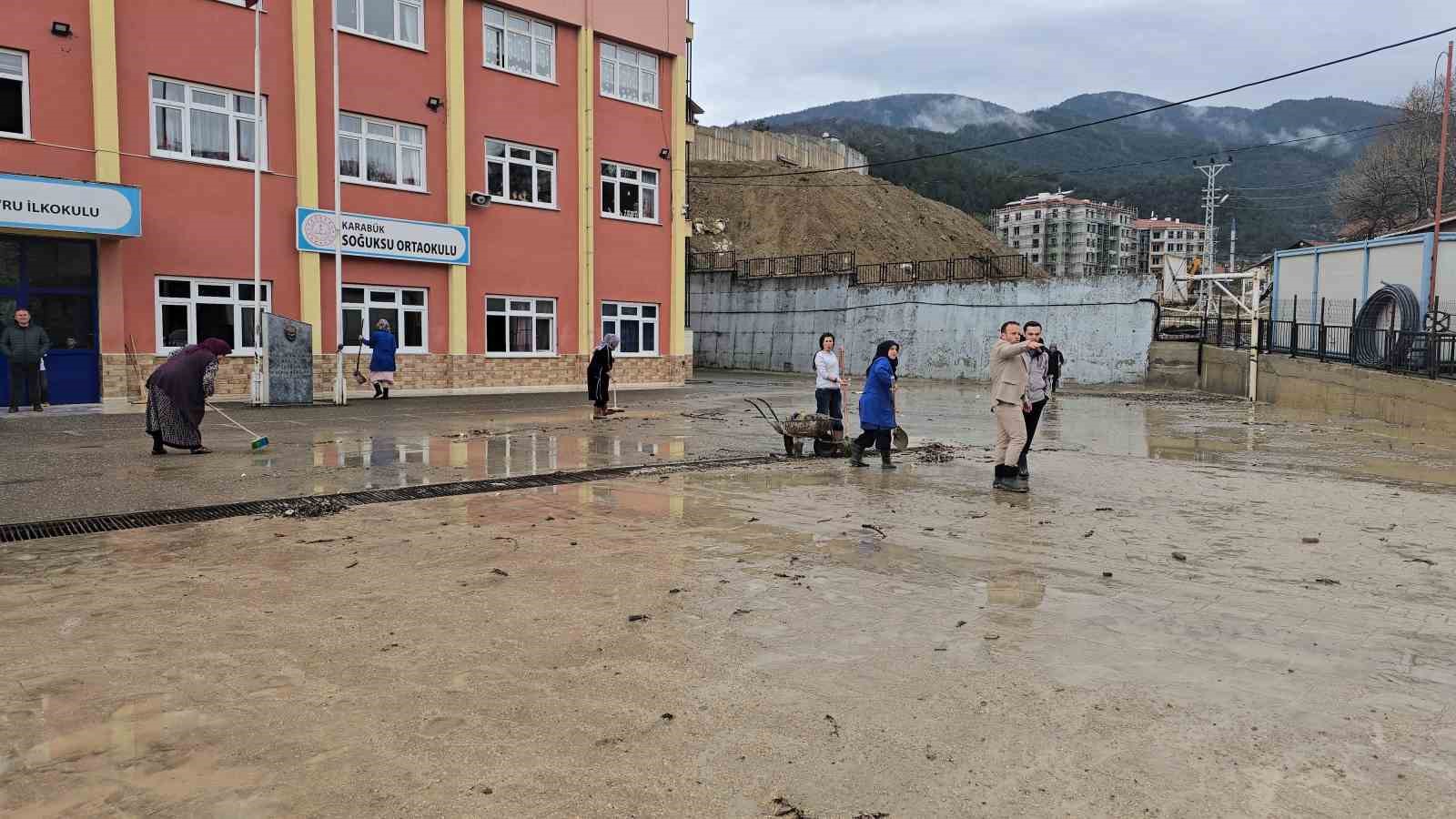 karabukte saganak yagis sonrasi dereler tasti 2 v15lGgy1