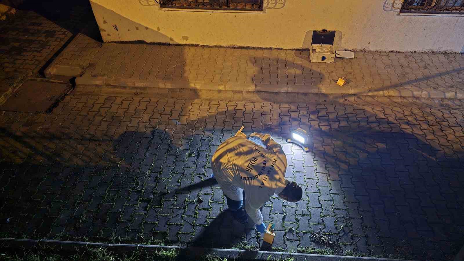 karabukte sicak saatler kapisina gelen kizinin erkek arkadasini av tufegi ile ayagindan vurarak yaraladi ANGuCZtQ