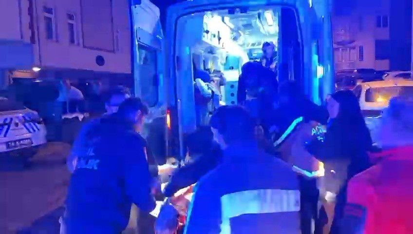 karabukte sicak saatler kapisina gelen kizinin erkek arkadasini av tufegi ile ayagindan vurarak yaraladi HhAbMf2Q