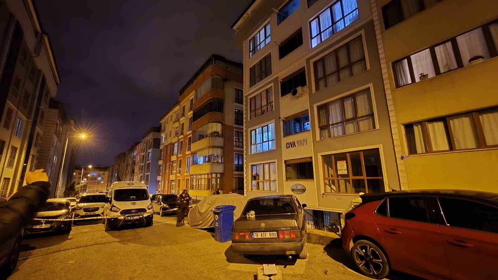 karabukte sicak saatler kapisina gelen kizinin erkek arkadasini av tufegi ile ayagindan vurarak yaraladi VS4lWmRd