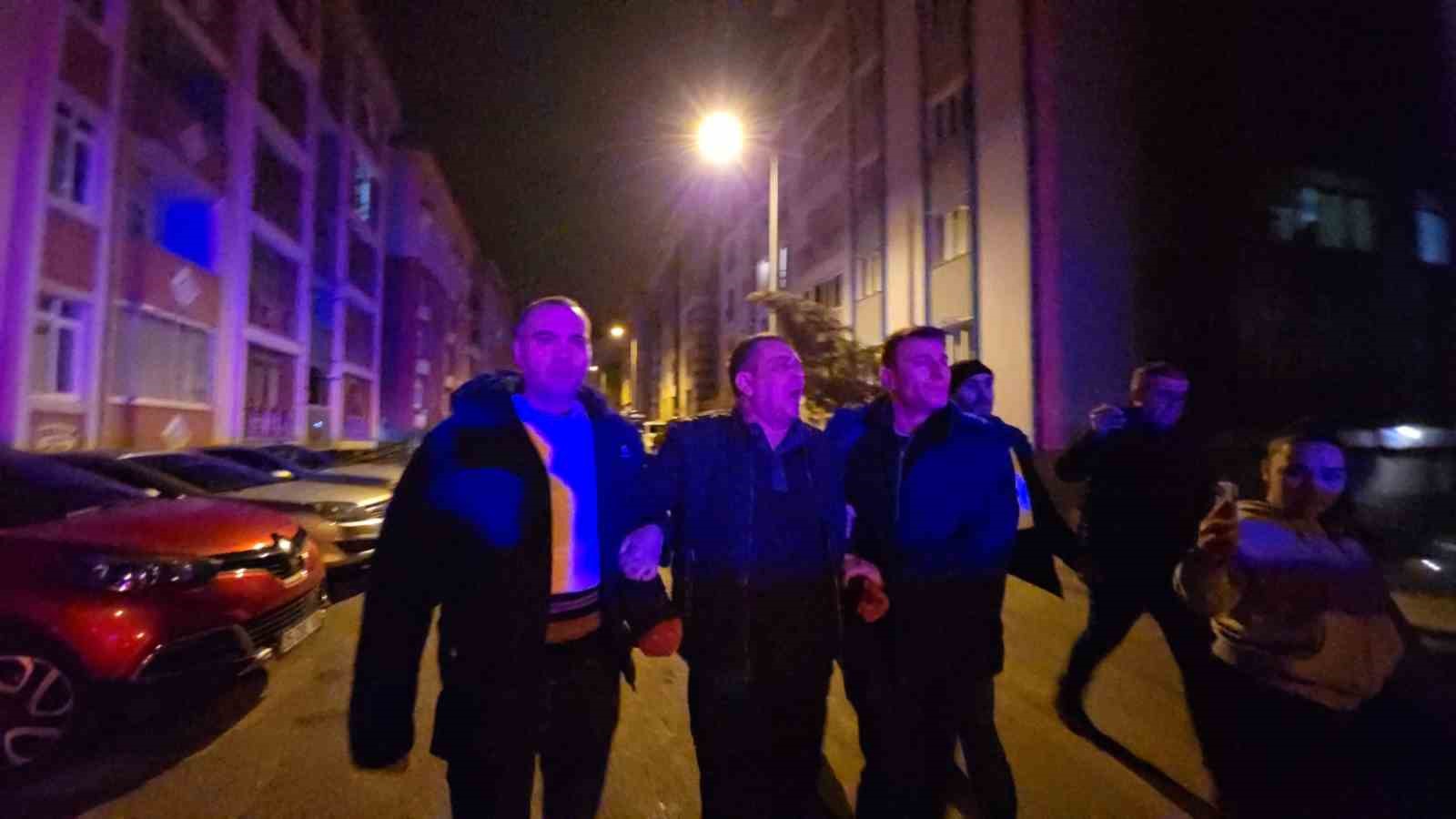 karabukte sicak saatler kapisina gelen kizinin erkek arkadasini av tufegi ile ayagindan vurarak yaraladi tgWaA7EV