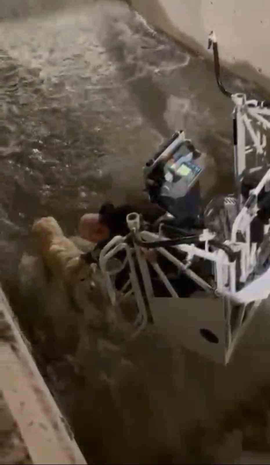 karabukte su kanalina dusen kopegi itfaiye kurtardi 0 D6FjbgzS