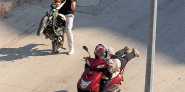 karabukte-tehlikeli-adrenalin-genclerin-bazilari-trafikte-tehlikeli-akrobasi-yapti-digeri-selale-sularinda-mahsur-kaldi-O9Nr5TMk.jpg