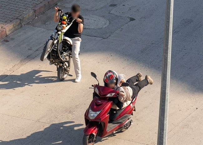 karabukte tehlikeli adrenalin genclerin bazilari trafikte tehlikeli akrobasi yapti digeri selale sularinda mahsur kaldi QadE22OQ
